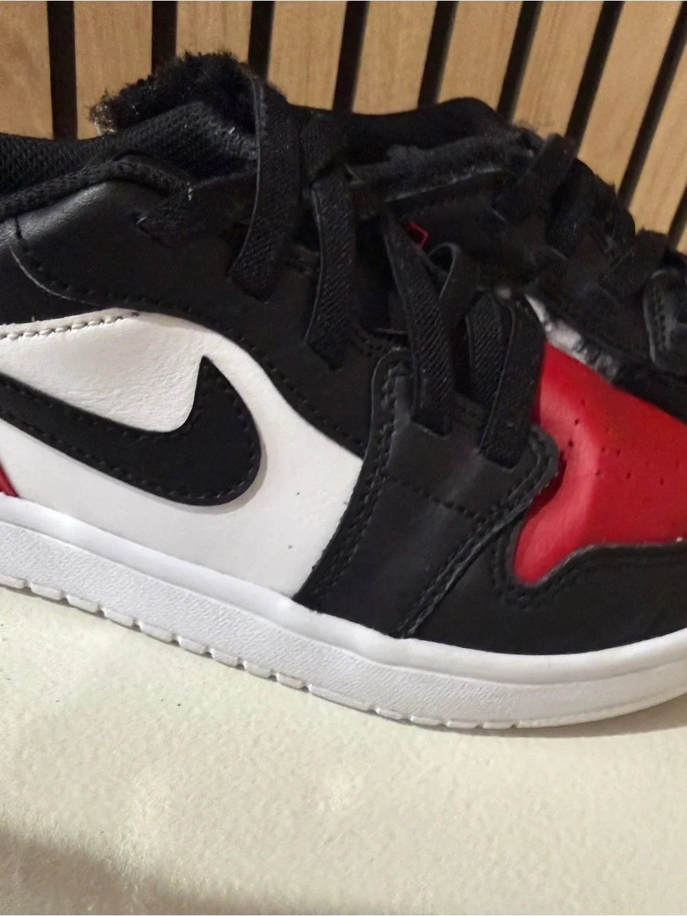 Nike Kids Low-Top Sneaker - Black White Red size 1 boys